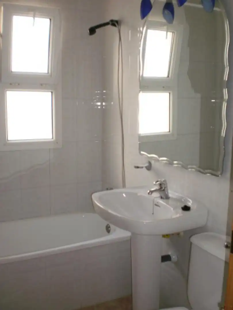 Badezimmer von Wohnung zur untervermieten in Murcia mit Klimaanlage, Heizung und Terrasse