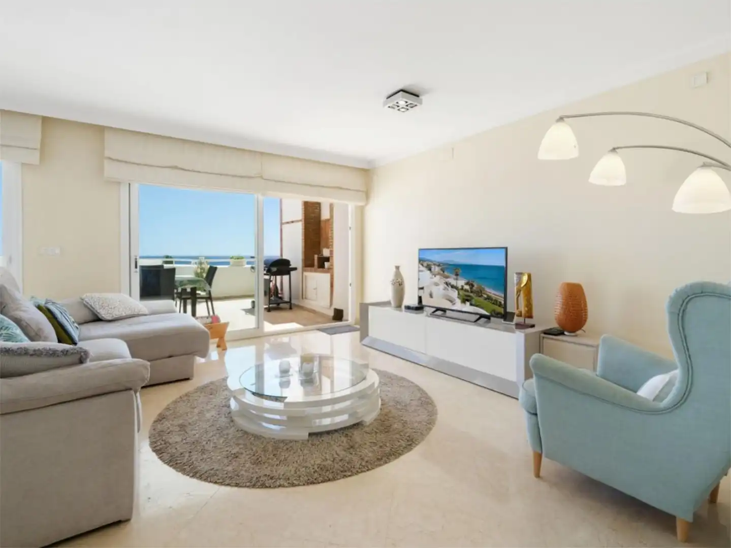 Dúplex en venda a N-340, Buenas Noches Sala d'estar de Dúplex en venda en Estepona amb Aire condicionat, Calefacció i Jardí privat