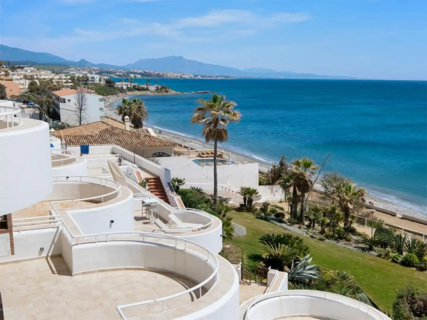 Dúplex en venda a N-340, Buenas Noches Vista exterior de Dúplex en venda en Estepona amb Aire condicionat, Calefacció i Jardí privat