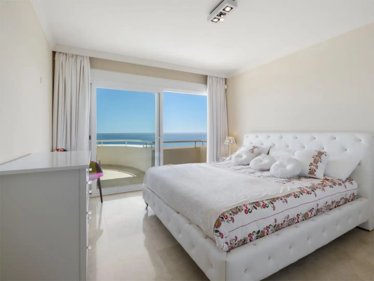 Dúplex en venda a N-340, Buenas Noches Dormitori de Dúplex en venda en Estepona amb Aire condicionat, Calefacció i Jardí privat