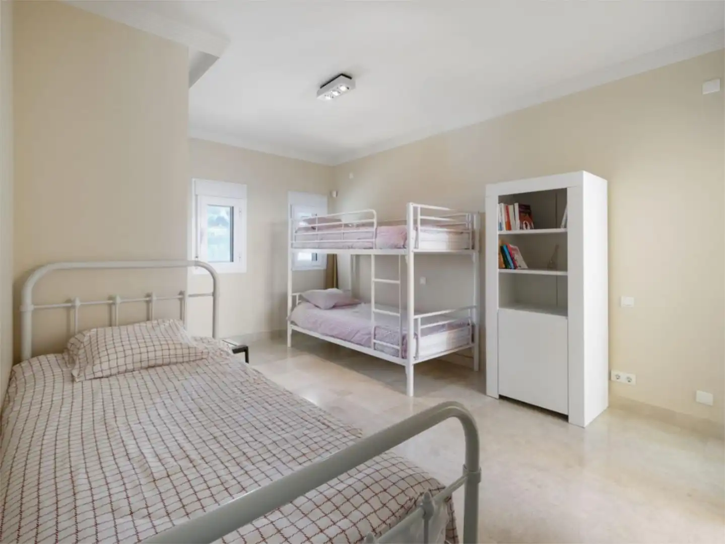 Dúplex en venda a N-340, Buenas Noches Dormitori de Dúplex en venda en Estepona amb Aire condicionat, Calefacció i Jardí privat