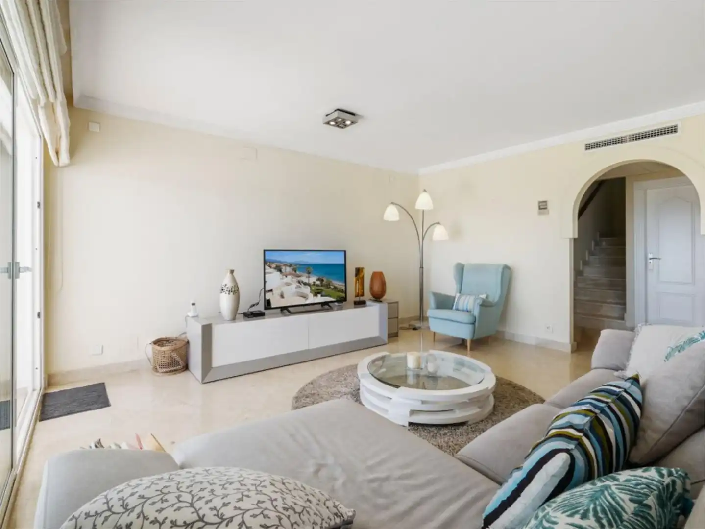 Dúplex en venda a N-340, Buenas Noches Sala d'estar de Dúplex en venda en Estepona amb Aire condicionat, Calefacció i Jardí privat