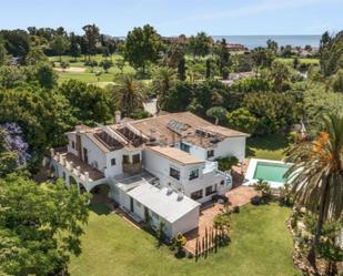 Vista exterior de Casa o xalet en venda en Marbella amb Aire condicionat, Terrassa i Piscina