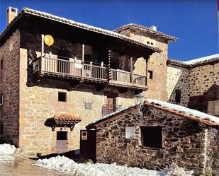 Vista exterior de Casa adosada en venda en Polaciones amb Balcó