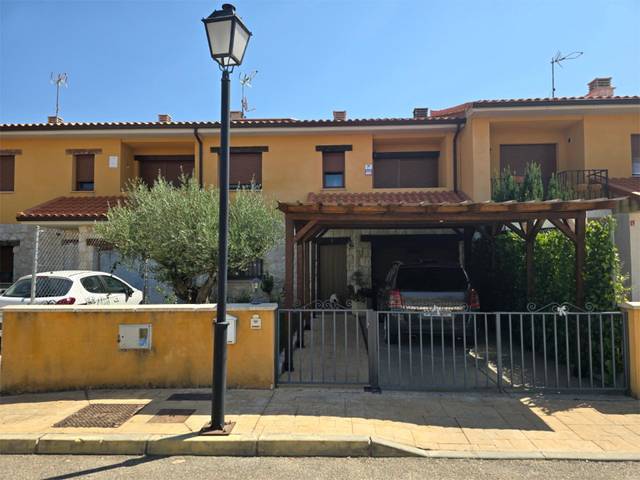 Casa adosada en Venta en Calle Alcalde Jose Luis Valenco, 7 en Fuentelcésped