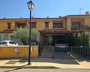 Vista exterior de Casa adosada en venda en Fuentelcésped amb Aire condicionat, Terrassa i Piscina