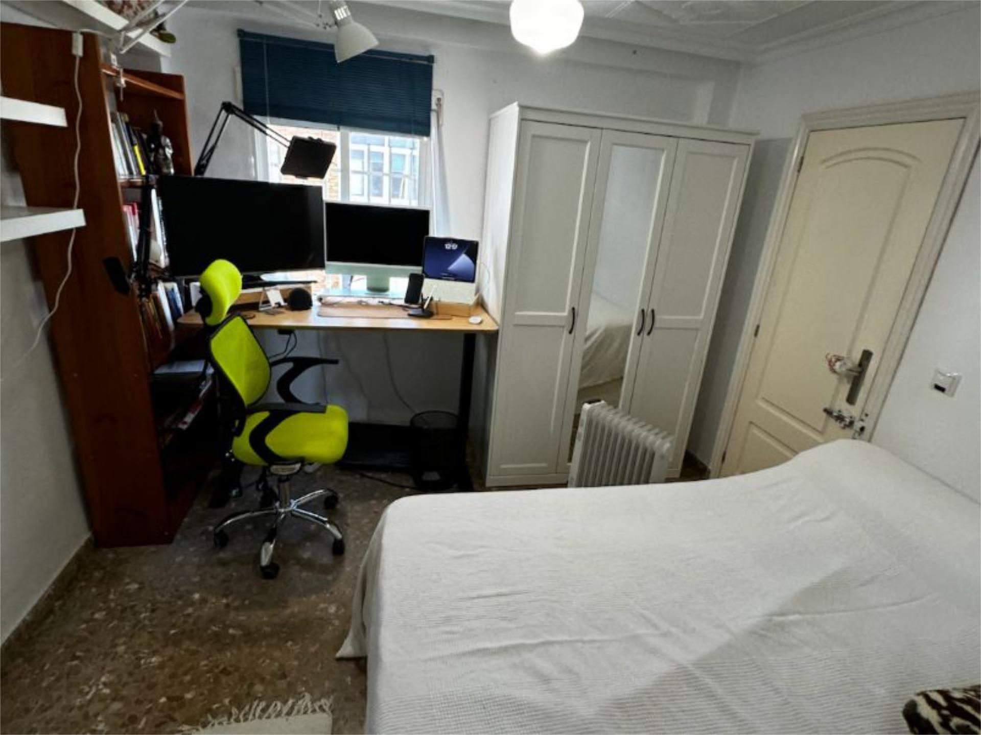 Habitación de Piso para compartir en  Sevilla Capital con Aire acondicionado, Calefacción y Jardín privado