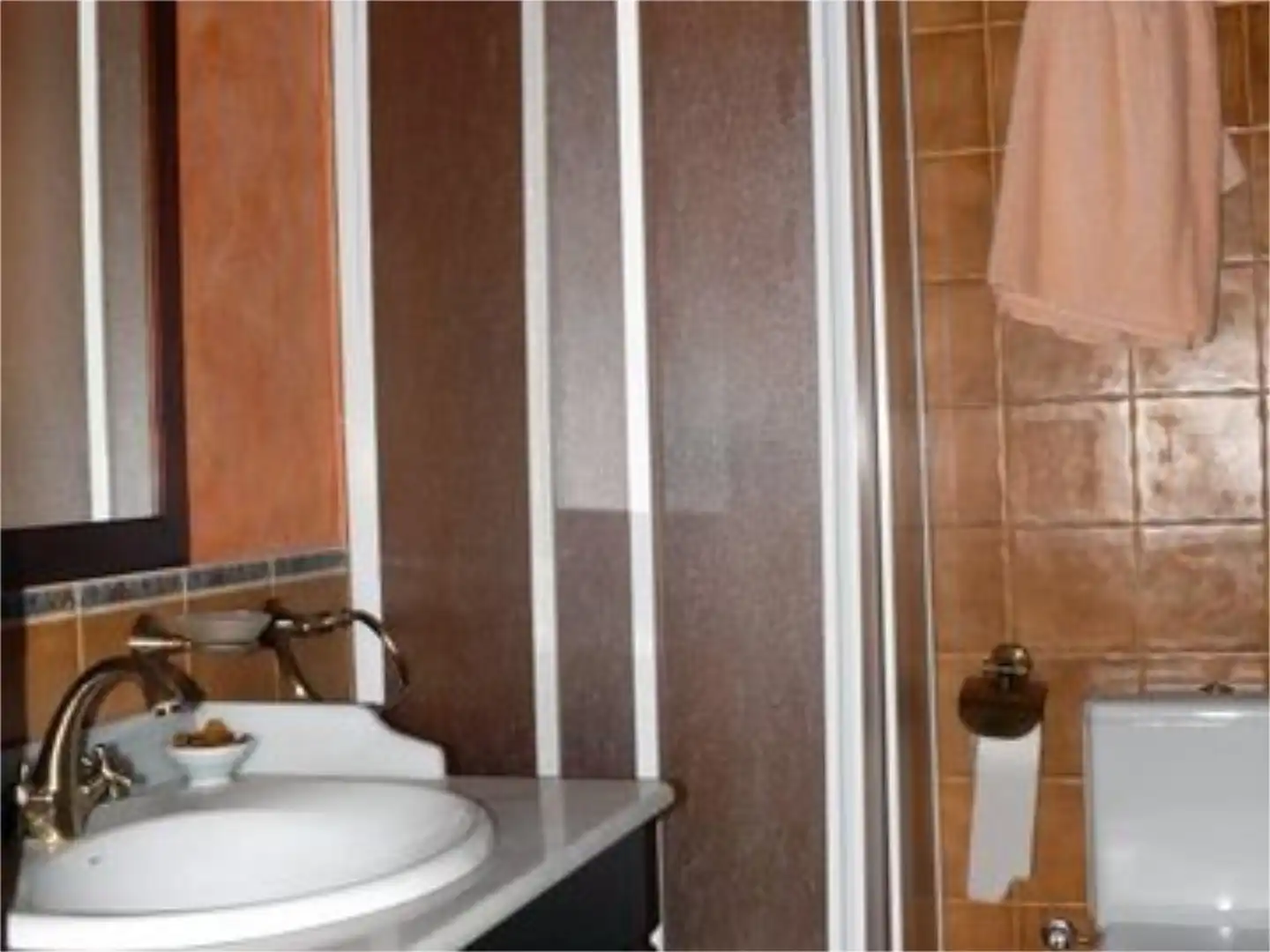 Casa adosada en venta en Rua de Curros Enriquez, 4, Navia de Suarna Baño de Casa adosada en venta en Navia de Suarna con Aire acondicionado, Calefacción y Jardín privado