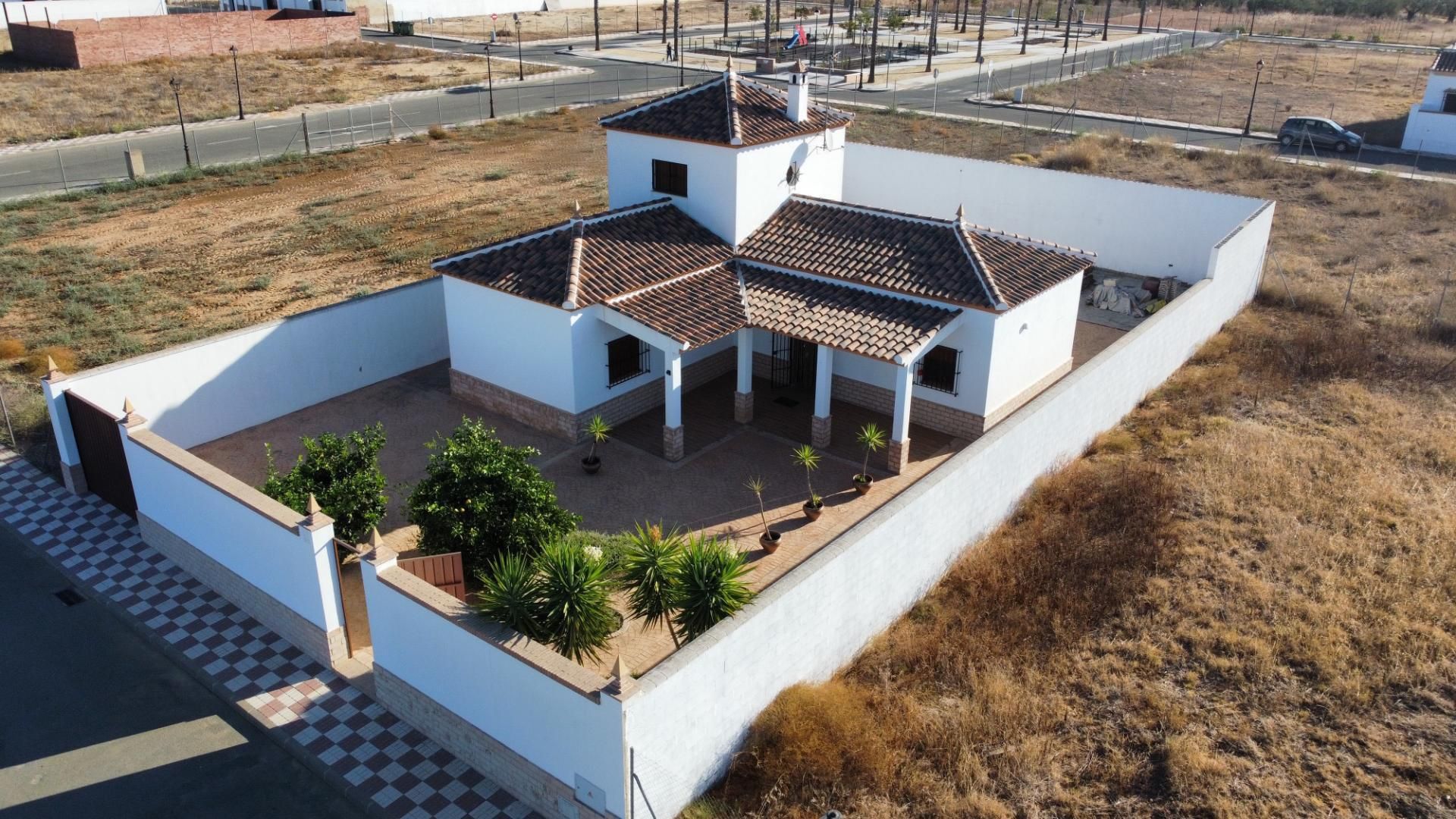 Vista exterior de Casa o xalet en venda en Villamanrique de la Condesa amb Aire condicionat, Calefacció i Jardí privat