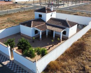 Vista exterior de Casa o xalet en venda en Villamanrique de la Condesa amb Aire condicionat, Calefacció i Jardí privat