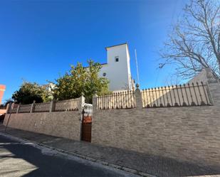 Vista exterior de Casa o xalet en venda en Salteras amb Aire condicionat, Terrassa i Piscina