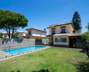 Vista exterior de Casa o xalet de lloguer en Chiclana de la Frontera amb Aire condicionat, Jardí privat i Terrassa