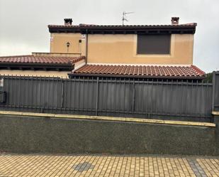 Vista exterior de Casa o xalet en venda en Palazuelos de Eresma amb Terrassa, Piscina i Balcó