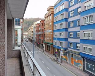 Vista exterior de Pis en venda en Mieres (Asturias) amb Terrassa i Balcó