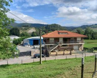 Vista exterior de Casa o xalet en venda en Castañeda amb Terrassa i Balcó