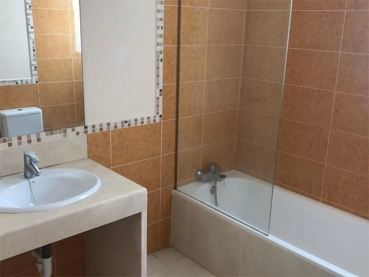 Piso en venta en Cuatro Pinos - El Carmen Baño de Piso en venta en El Puerto de Santa María con Aire acondicionado, Calefacción y Jardín privado