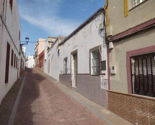 Vista exterior de Casa adosada en venda en Alcalá de Guadaira amb Jardí privat i Terrassa