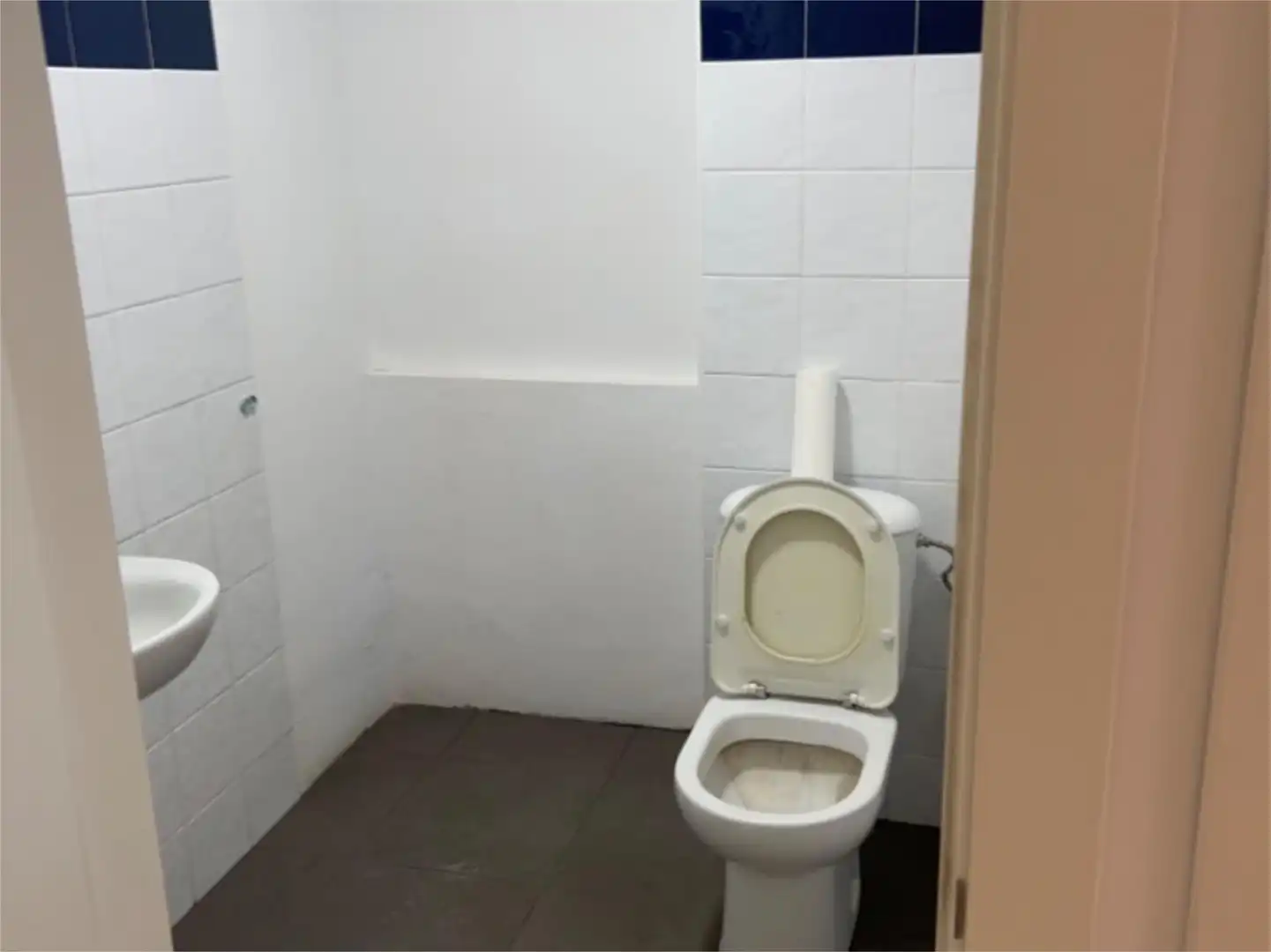 Baño de Local de alquiler en Valladolid con Calefacción, Parquet y Amueblado