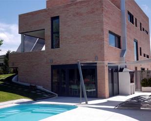 Exterior view of House or chalet for sale in Paracuellos de Jarama  with Terrace, Swimming Pool and Balcony