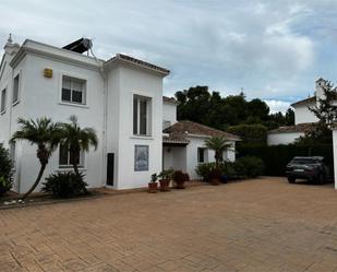 Vista exterior de Casa o xalet en venda en Estepona amb Aire condicionat, Terrassa i Piscina