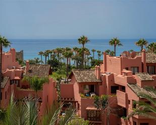 Vista exterior de Àtic en venda en Estepona amb Terrassa, Piscina i Balcó