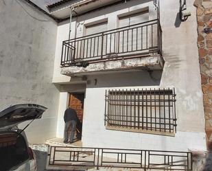 Vista exterior de Casa adosada en venda en Villatobas amb Balcó