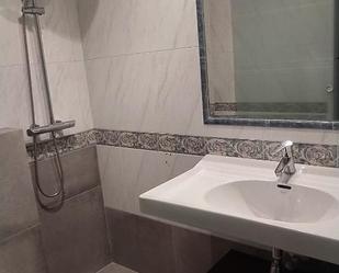 Bathroom of Flat to share in  Madrid Capital