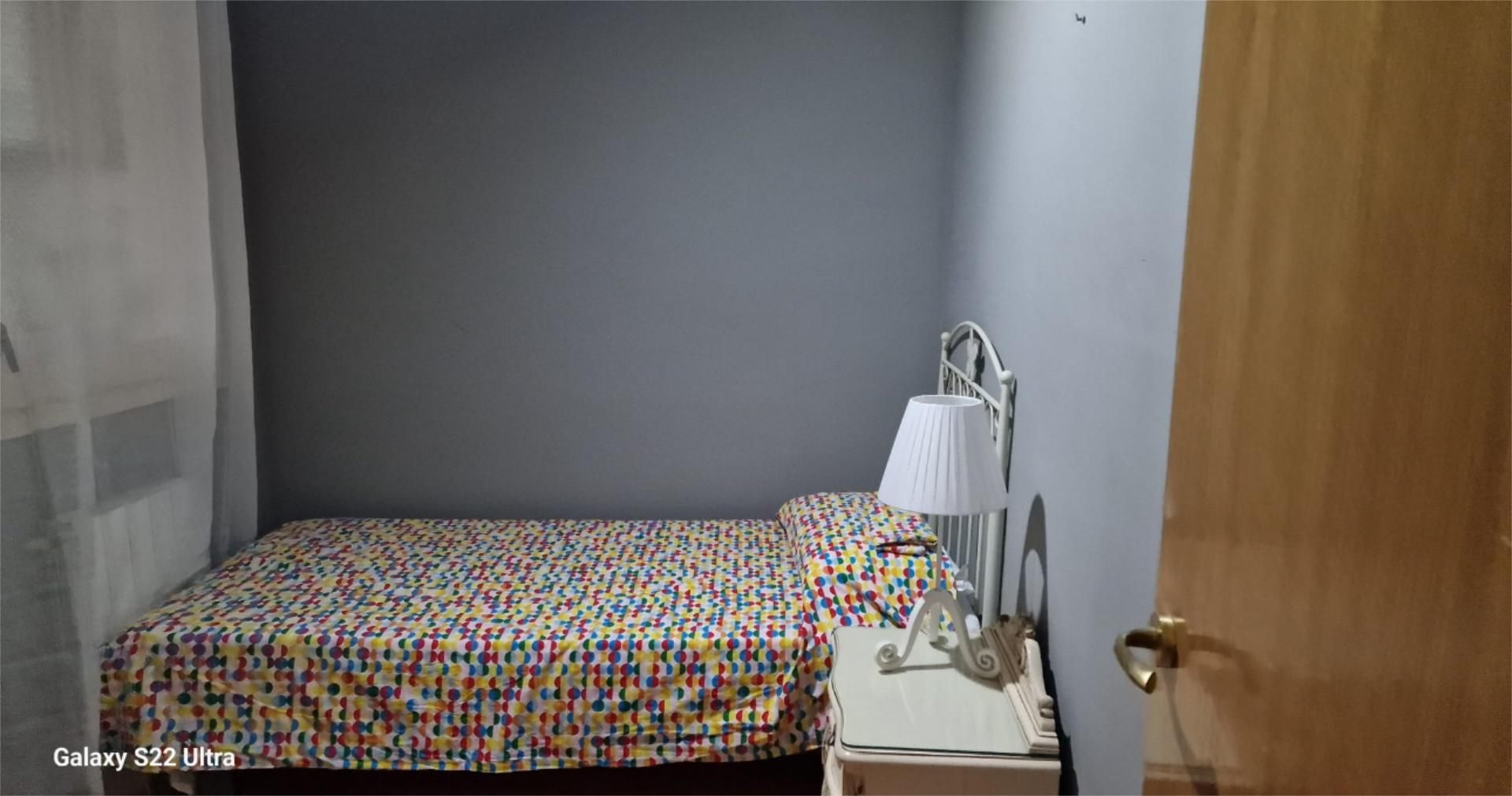 Dormitori de Apartament per a compartir en Badalona amb Parquet, Terrassa i Moblat