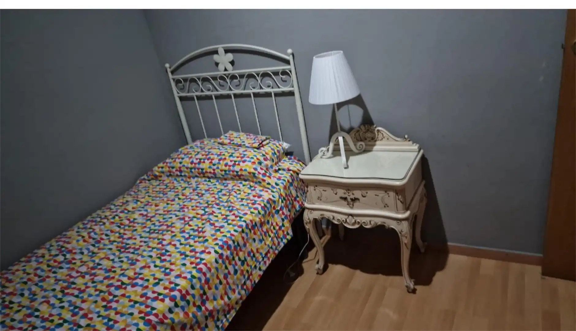 Dormitori de Apartament per a compartir en Badalona amb Parquet, Terrassa i Moblat