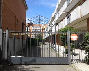 Vista exterior de Pis en venda en León Capital  amb Terrassa i Piscina