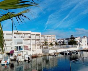 Vista exterior de Apartament en venda en Empuriabrava amb Traster, Piscina i Moblat