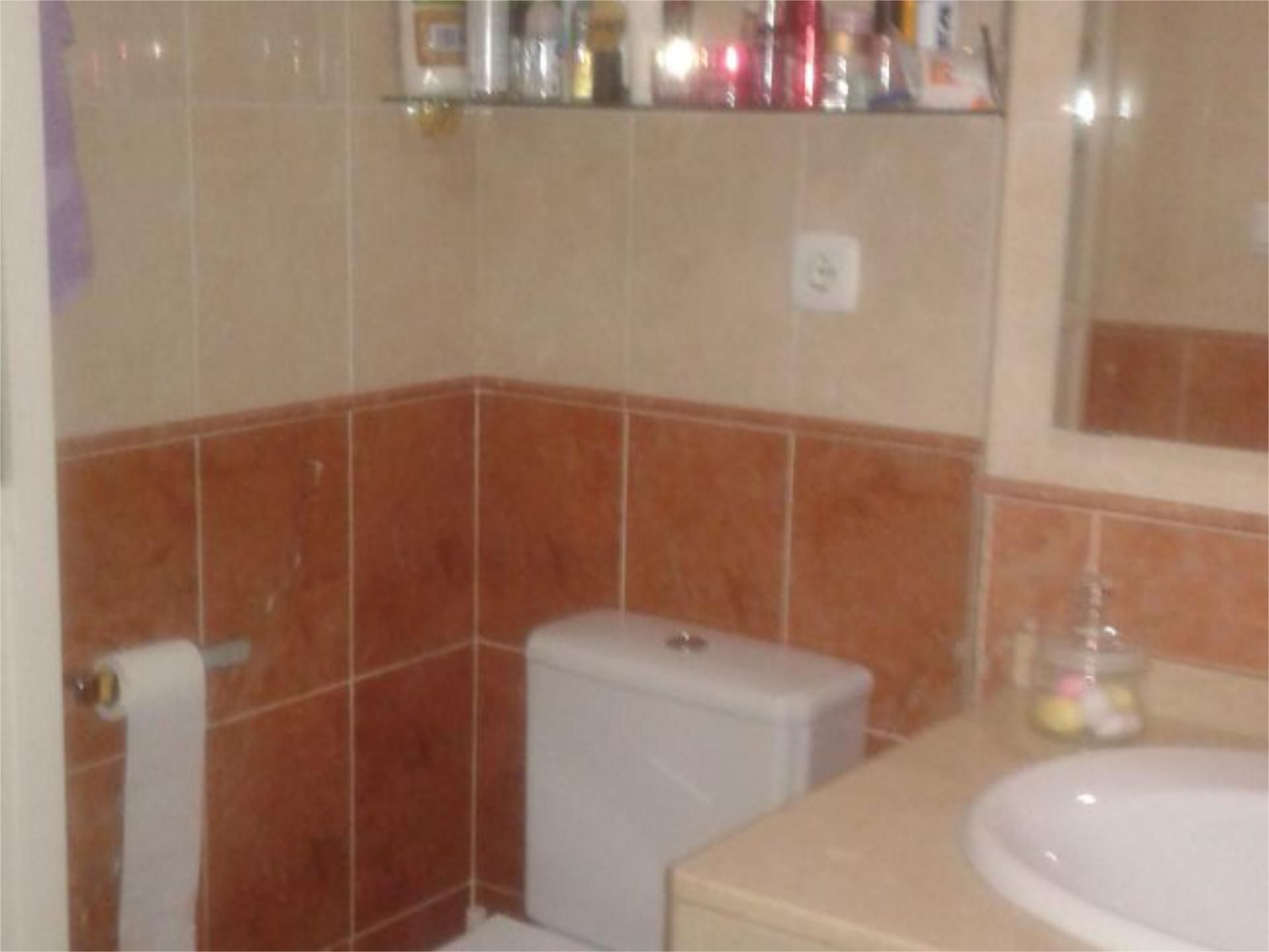Bany de Pis en venda en  Cádiz Capital amb Aire condicionat, Calefacció i Jardí privat