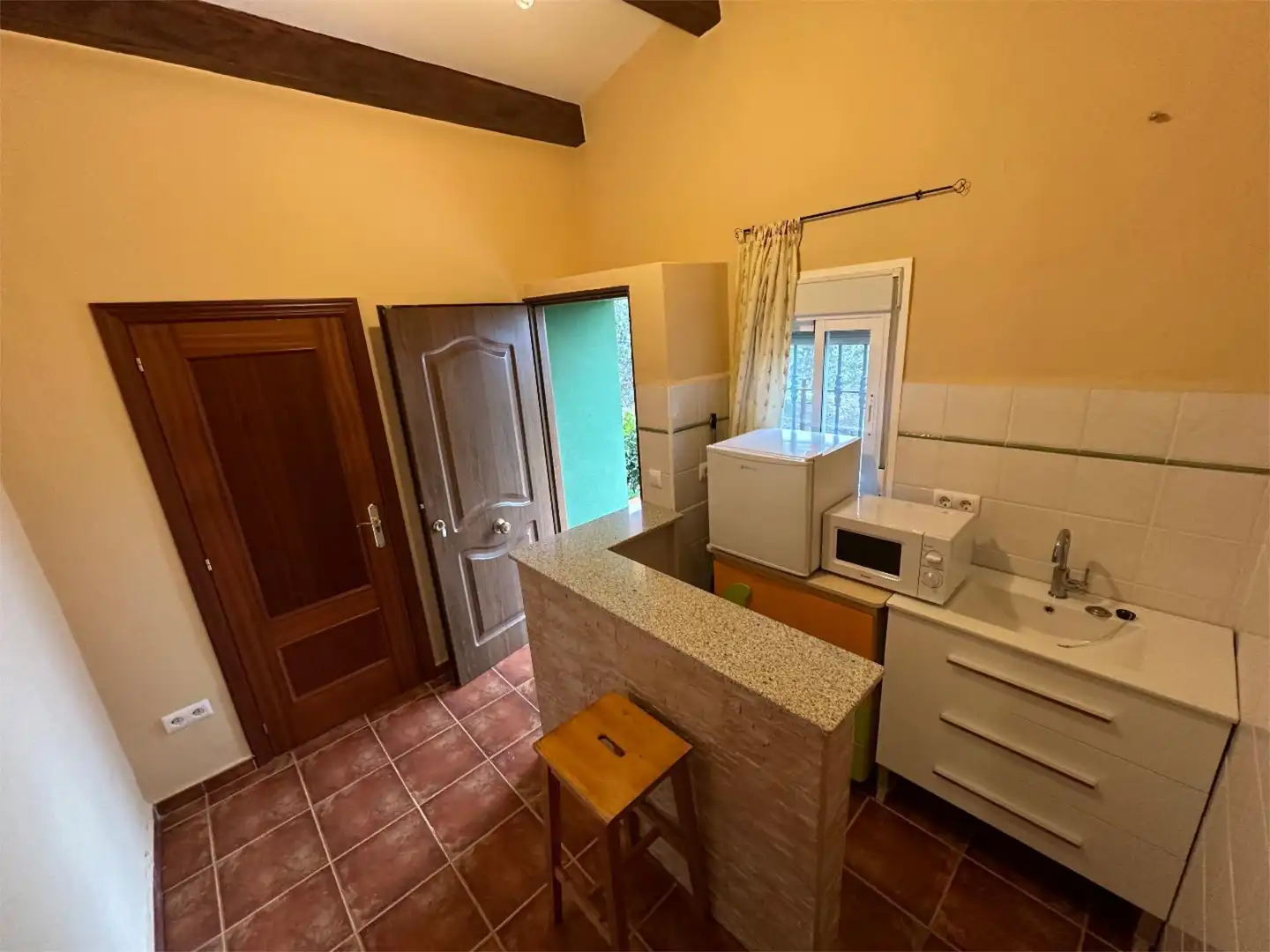 Apartament de lloguer a Valverde de Leganés Cuina de Apartament de lloguer en Valverde de Leganés amb Aire condicionat, Calefacció i Jardí privat