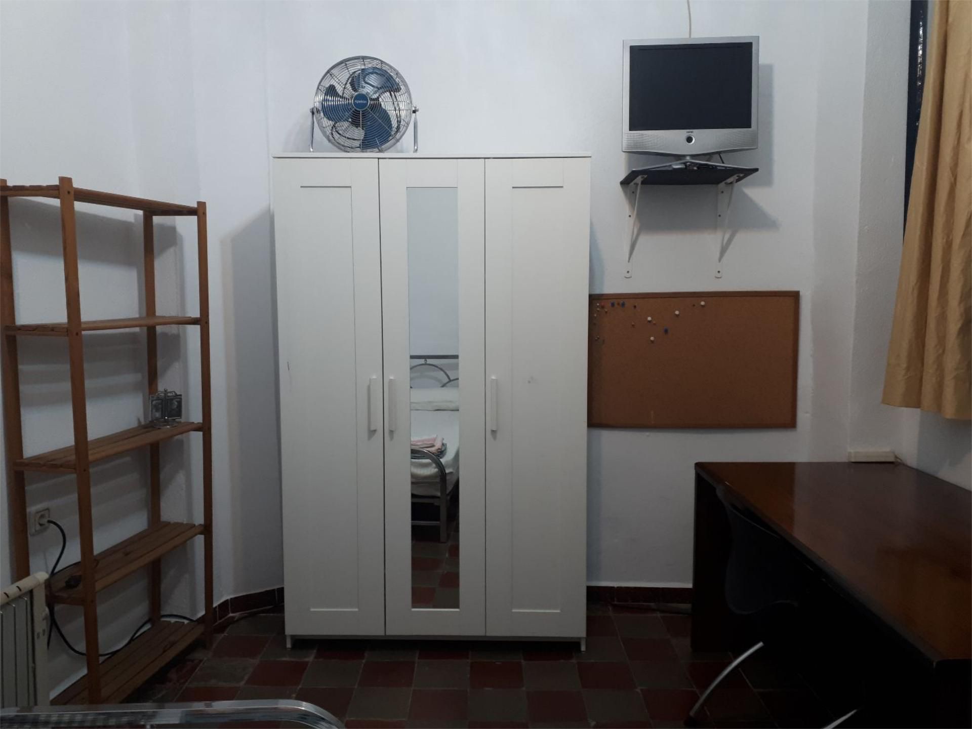 Dormitori de Casa adosada per a compartir en  Sevilla Capital amb Aire condicionat, Calefacció i Terrassa