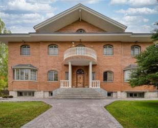 Vista exterior de Casa o xalet en venda en Las Rozas de Madrid amb Aire condicionat, Terrassa i Piscina