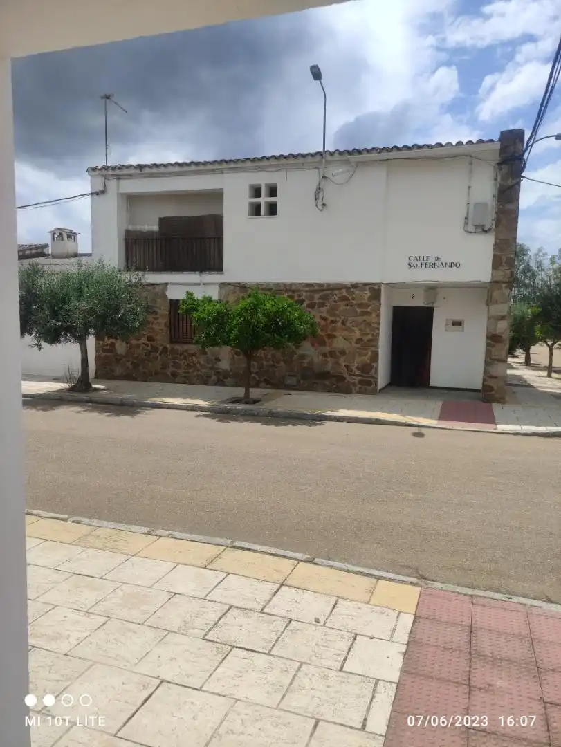 Vista exterior de Casa o xalet en venda en Navalvillar de Pela amb Aire condicionat i Balcó