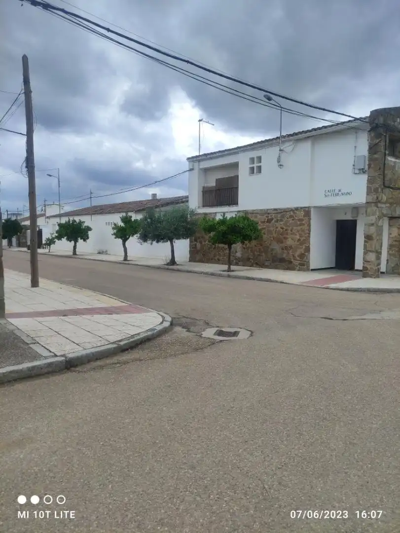 Vista exterior de Casa o xalet en venda en Navalvillar de Pela amb Aire condicionat i Balcó