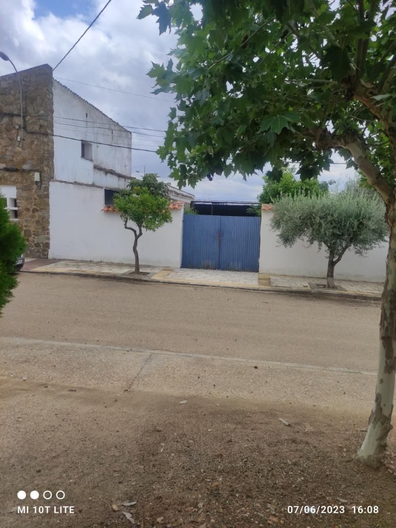 Vista exterior de Casa o xalet en venda en Navalvillar de Pela amb Aire condicionat i Balcó