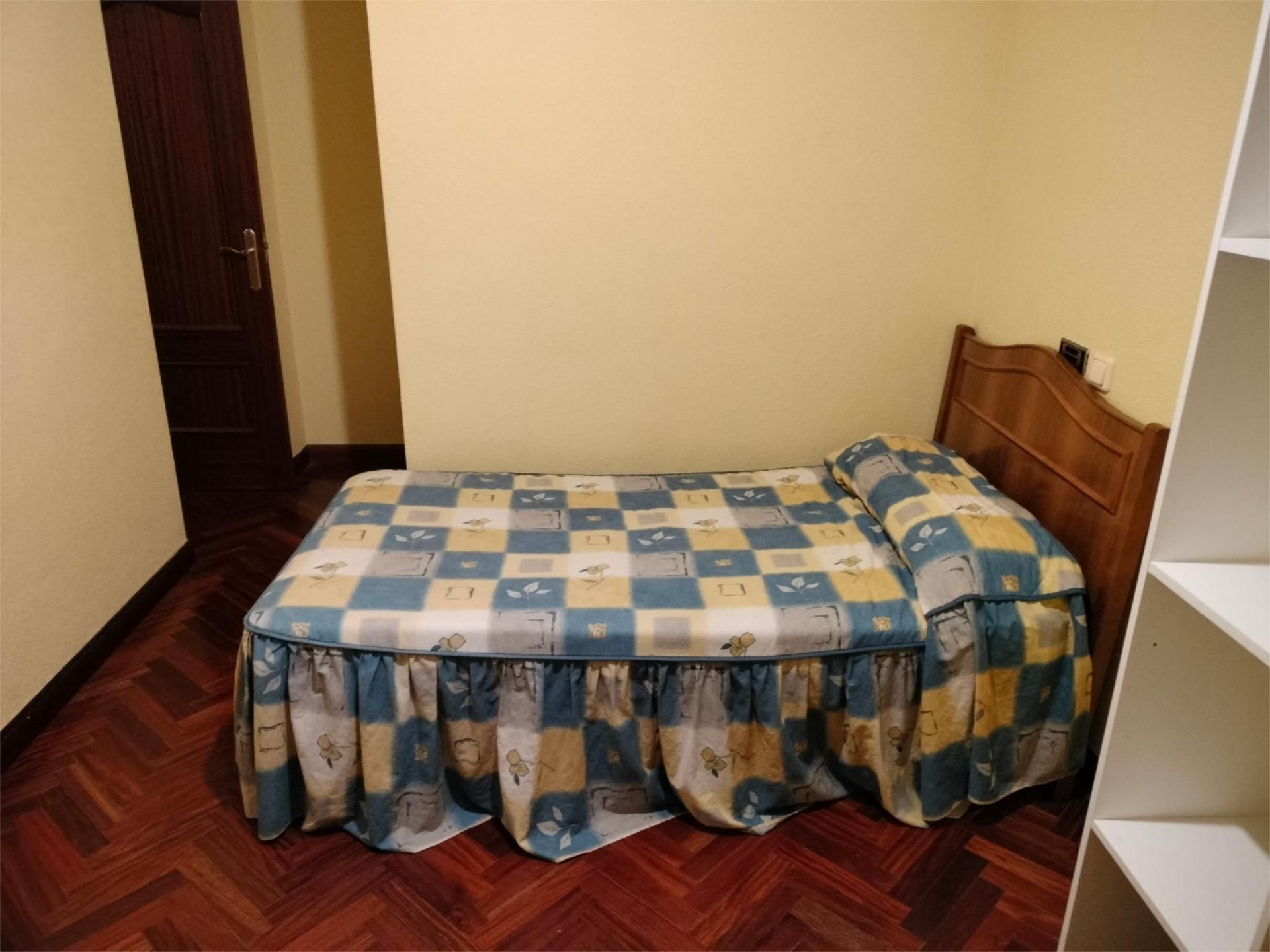 Bedroom of Flat to share in Palencia Capital  with Heating, Parquet flooring and Terrace