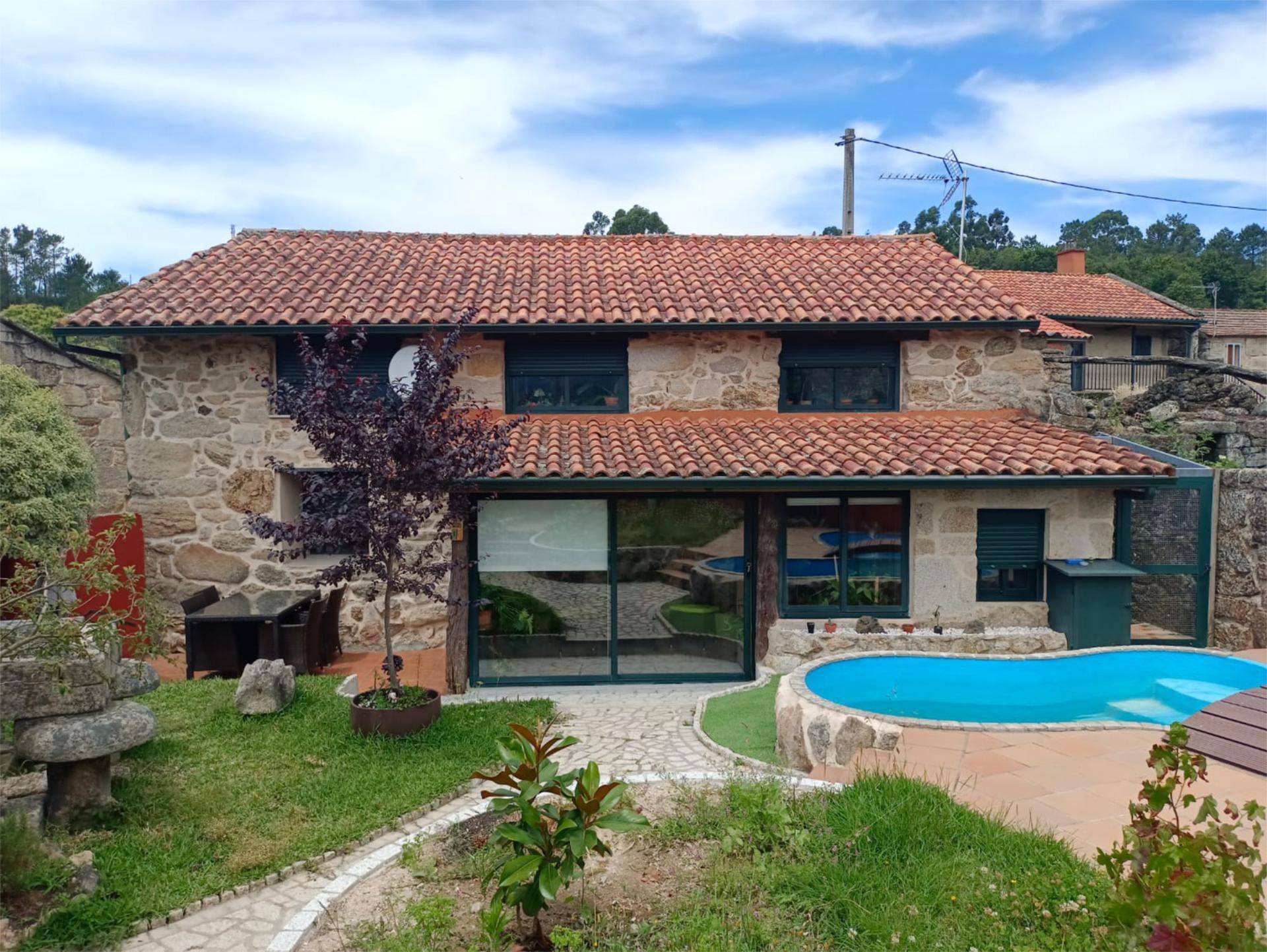 Vista exterior de Casa o xalet en venda en Covelo amb Calefacció, Jardí privat i Terrassa