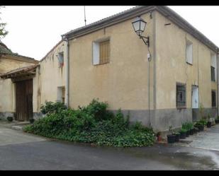 Vista exterior de Casa o xalet en venda en Fuensaldaña amb Calefacció, Jardí privat i Parquet