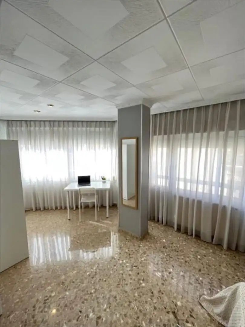 Habitación en Carrer de l'Ermita, 21, La Roqueta Habitación de Piso para compartir en Valencia con Aire acondicionado, Calefacción y Amueblado