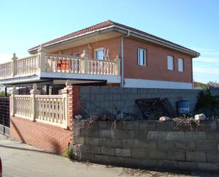 Vista exterior de Casa o xalet en venda en Muelas del Pan amb Terrassa