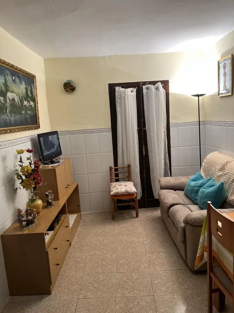 Casa adosada en venda a Calle Arrabal, 18, Villahermosa del Río Sala d'estar de Casa adosada en venda en Villahermosa del Río amb Traster, Moblat i Forn