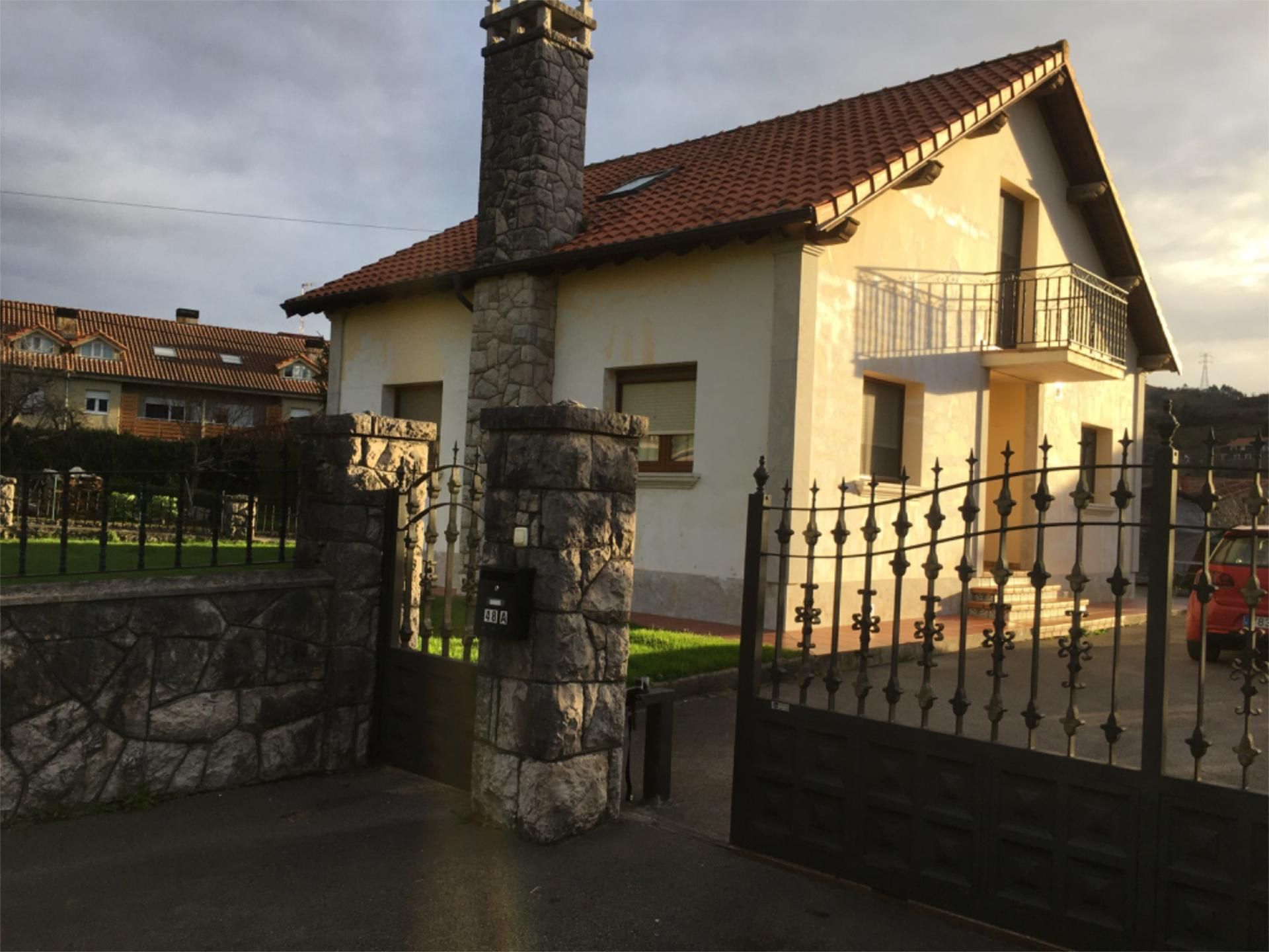 Exterior view of House or chalet for sale in Udías  with Terrace and Balcony