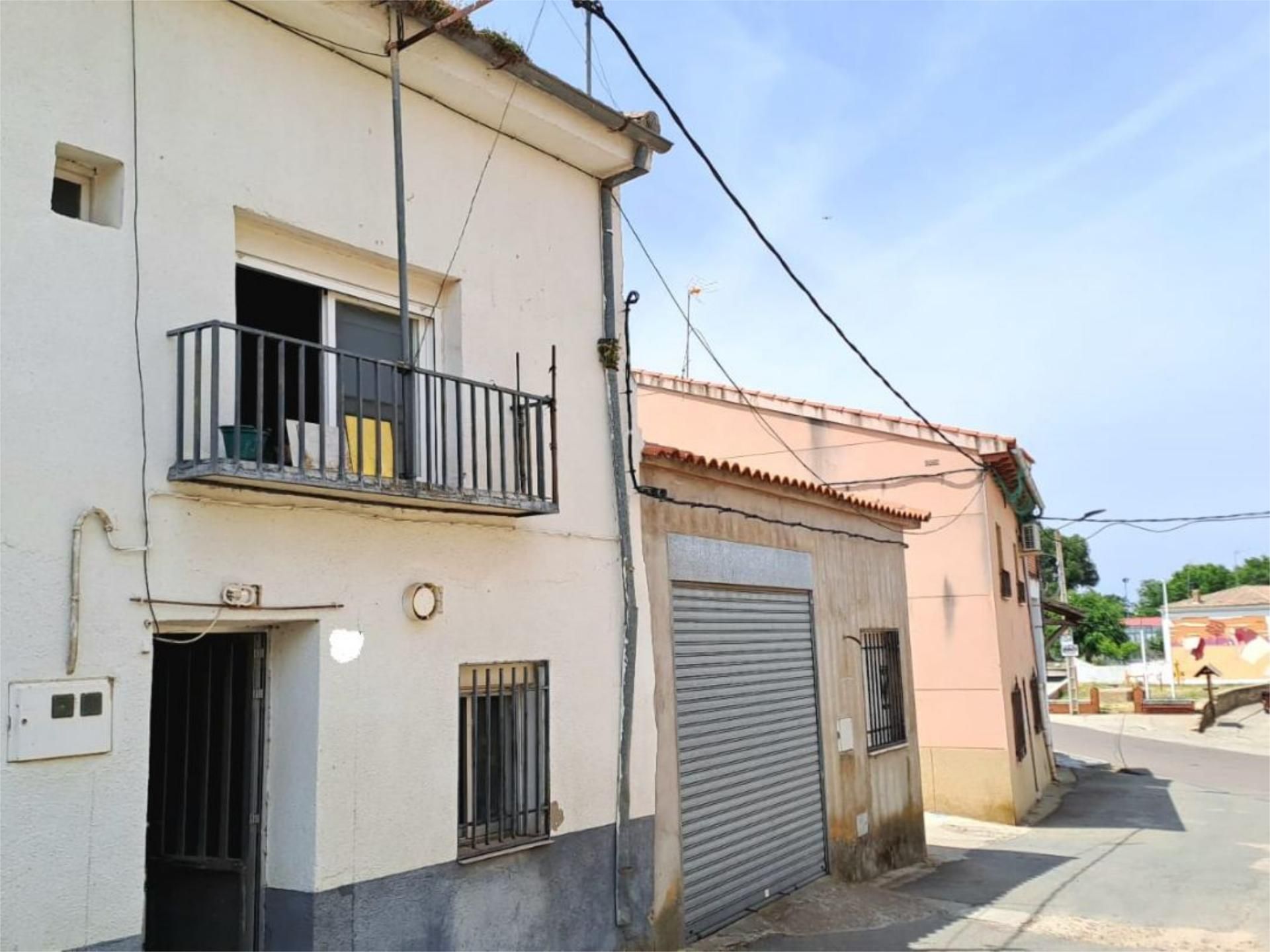Vista exterior de Casa adosada en venda en Valdelacasa de Tajo amb Terrassa