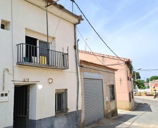 Außenansicht von Einfamilien-Reihenhaus zum verkauf in Valdelacasa de Tajo mit Terrasse