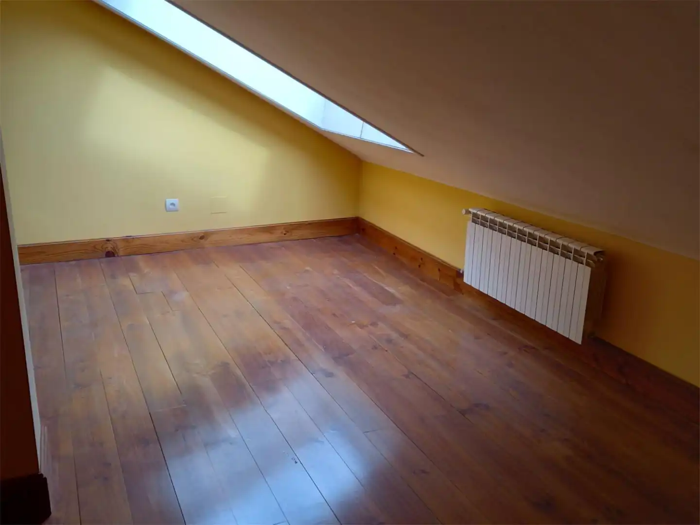 Wohnung zum Verkauf in Calle Pregoneros, 22, Zona Alta Schlafzimmer von Wohnung zum Verkauf in Ponferrada mit Klimaanlage, Heizung und Privatgarten