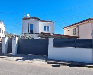 Vista exterior de Casa o xalet en venda en Almazora / Almassora amb Aire condicionat, Terrassa i Piscina