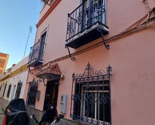 Vista exterior de Casa adosada en venda en  Sevilla Capital amb Aire condicionat, Terrassa i Balcó